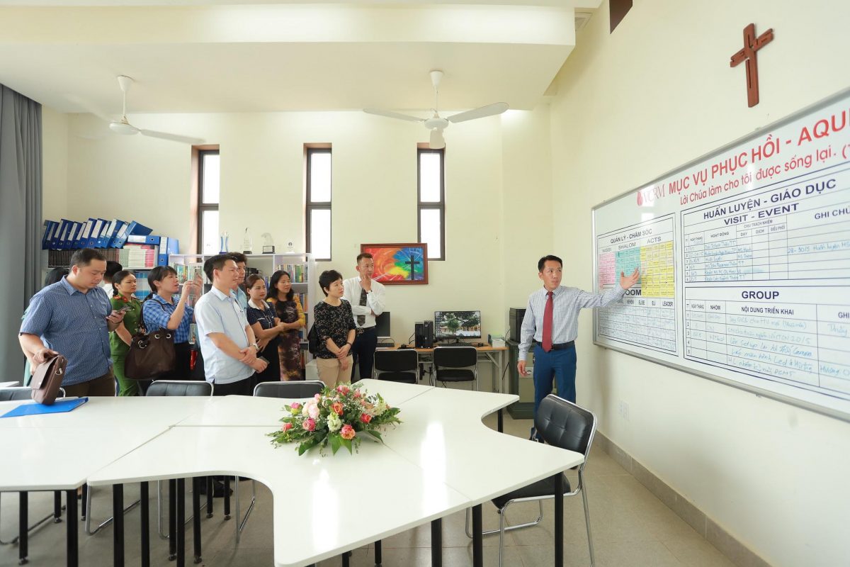 Mục Sư Nam Quốc Trung giới thiệu các quy trình và cách phân loại học viên tại Aquila Center.
